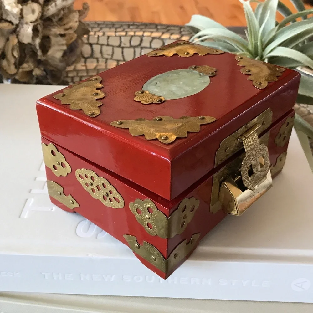 VINTAGE RED CHINESE JEWELRY BOX WITH LOCK & KEY